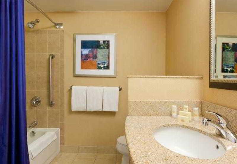 Отель Courtyard Hartford Фармингтон Номер фото